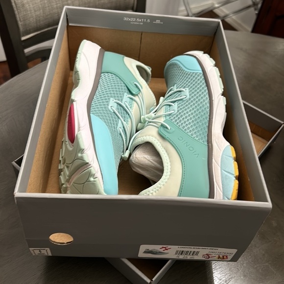 Vionic | Wasabi & Mint London Sneaker - Women - Picture 2 of 14